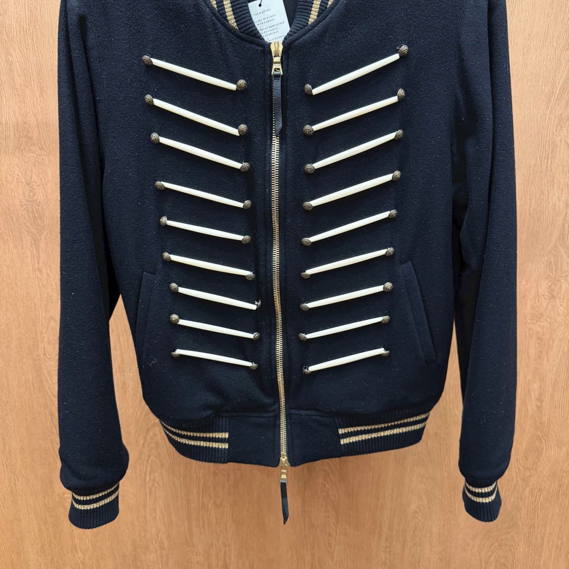 아미리 나폴레옹 자켓 브레이드 바 장식 백 레더 레터링 디테일 블랙 상품이미지5