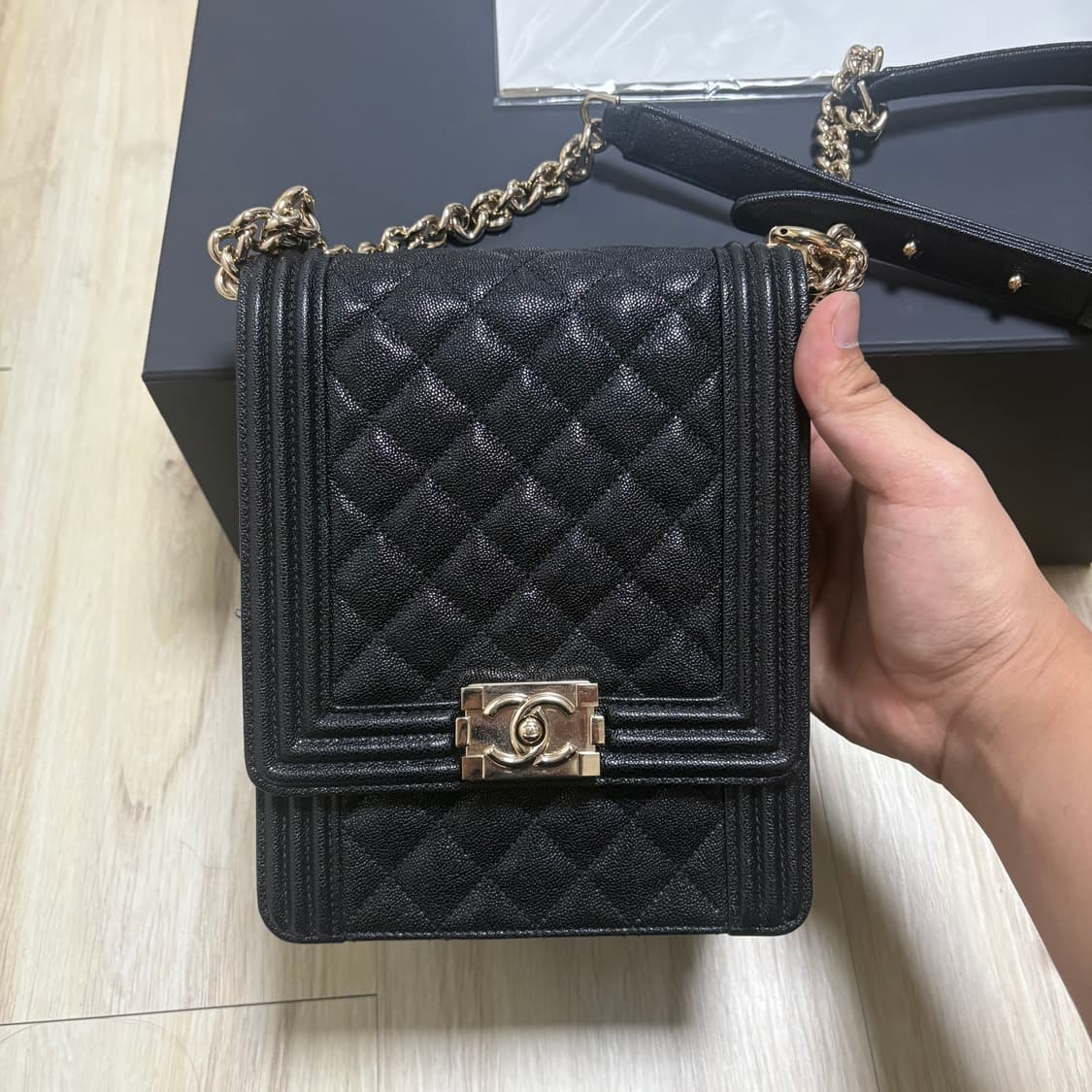 [백화점판/새상품급] 샤넬 캐비어 보이 플랩 사첼 백 상품이미지2