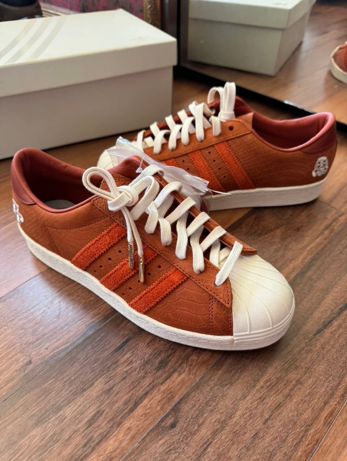 아디다스 x 풋패트롤 슈퍼스타 80v 폭스레드 상품이미지1