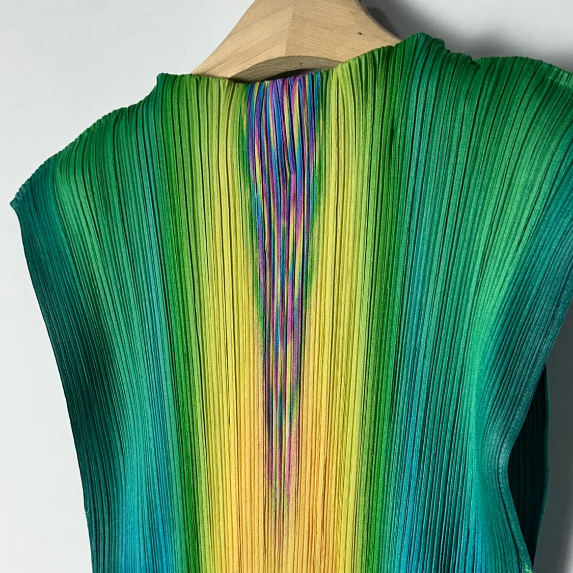 [PLEATS PLEASE] 이세이 미야케 그라데이션 슬리브리스 상품이미지2