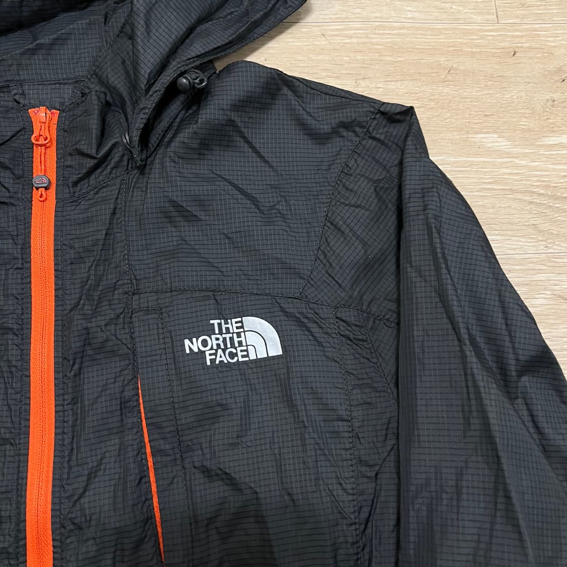 노스페이스 여성 로고 립스탑 바람막이후드 자켓 [블랙] S/90 상품이미지4