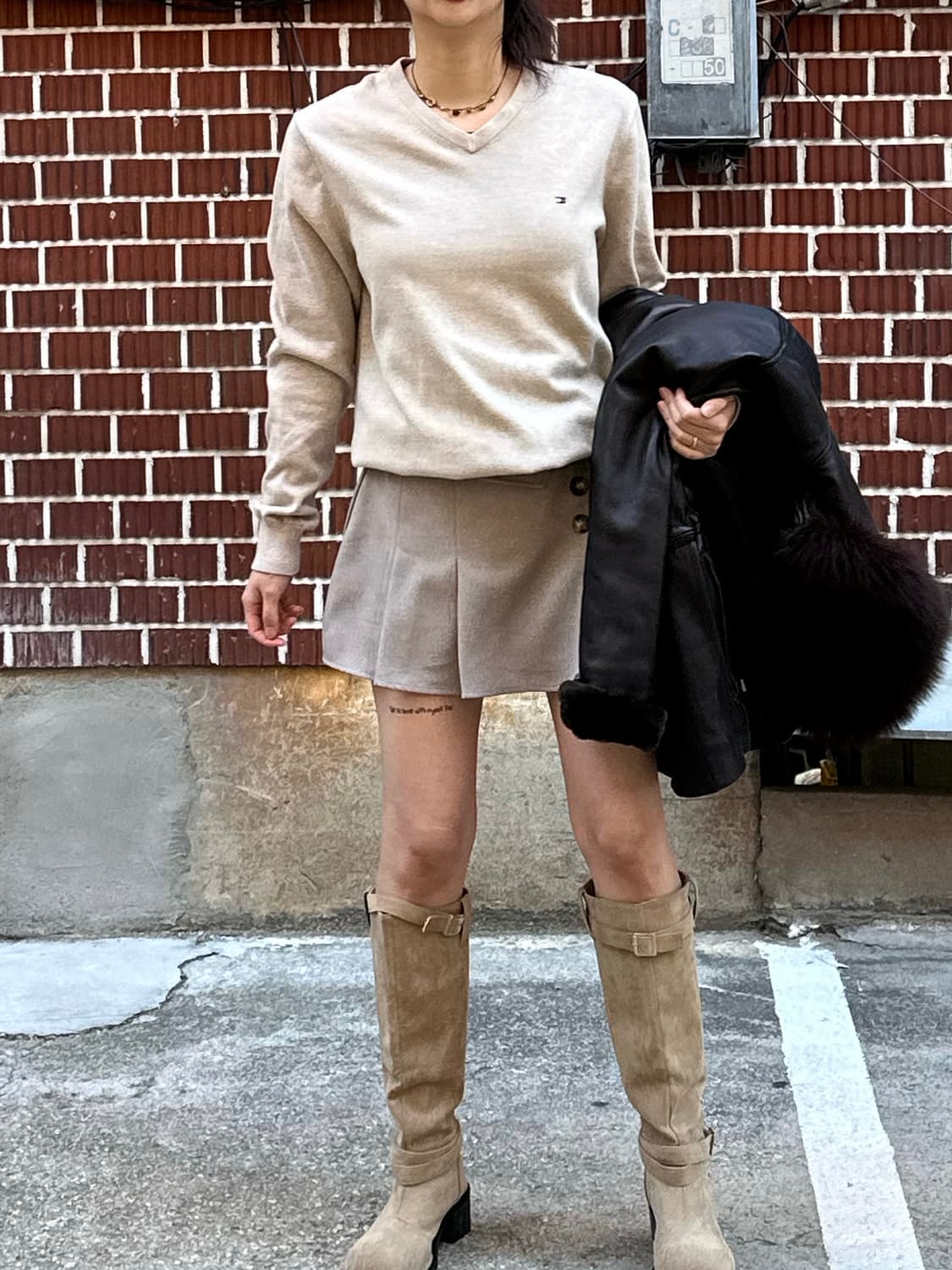 마크뉴욕 레더 후드 자켓 타미 니트 핀턱 스커트 코디 상품이미지6