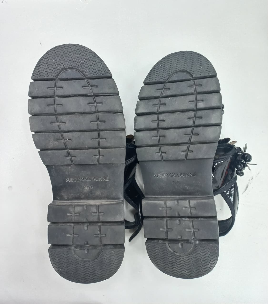 슈콤마보니 큐빅 장식 블랙 샌들 (235~240mm) 상품이미지1