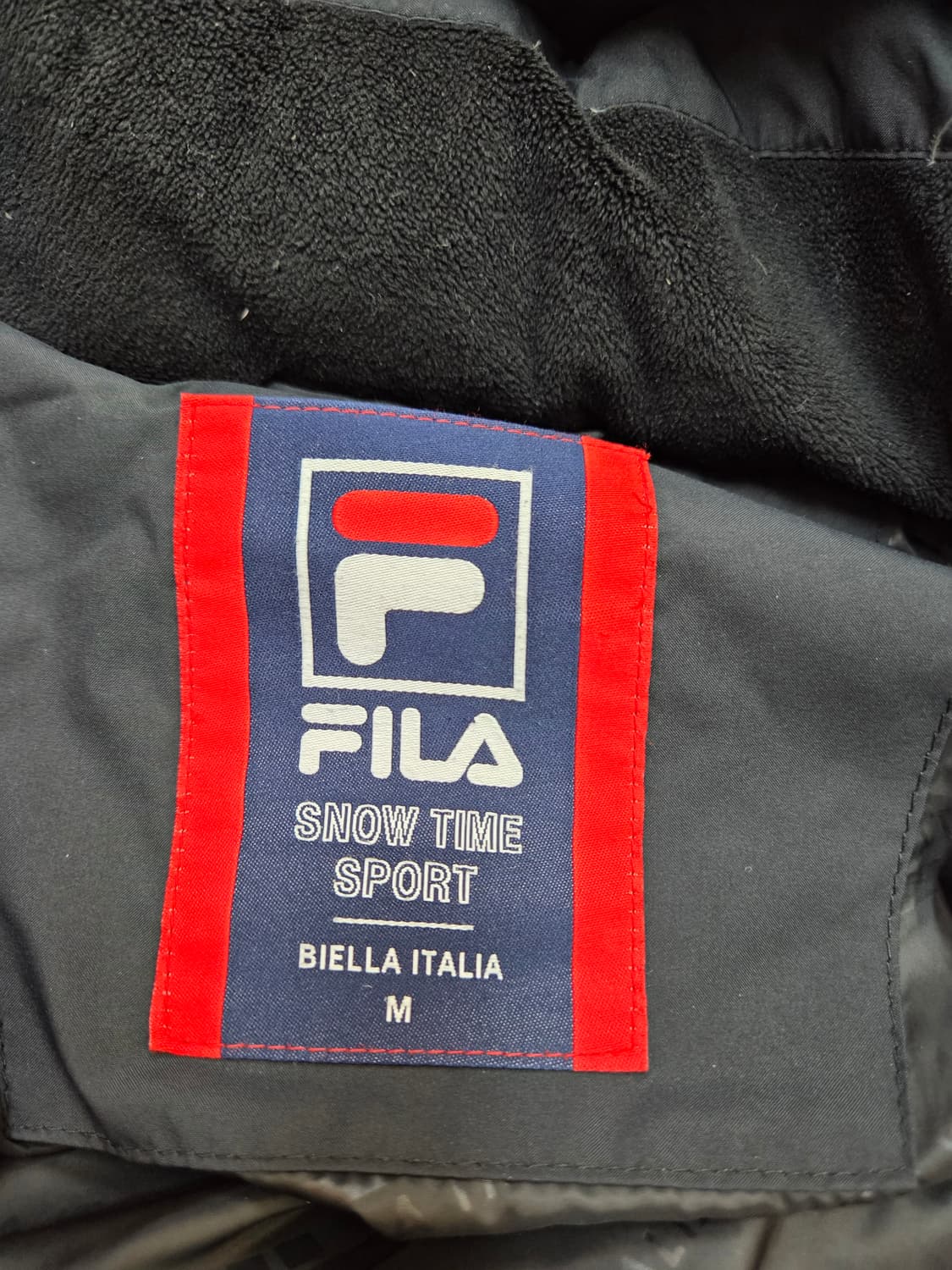 검정색 휠라 패딩 M사이즈입니다. 겉감은 폴리에스터 100%라 가볍고 따 상품이미지4