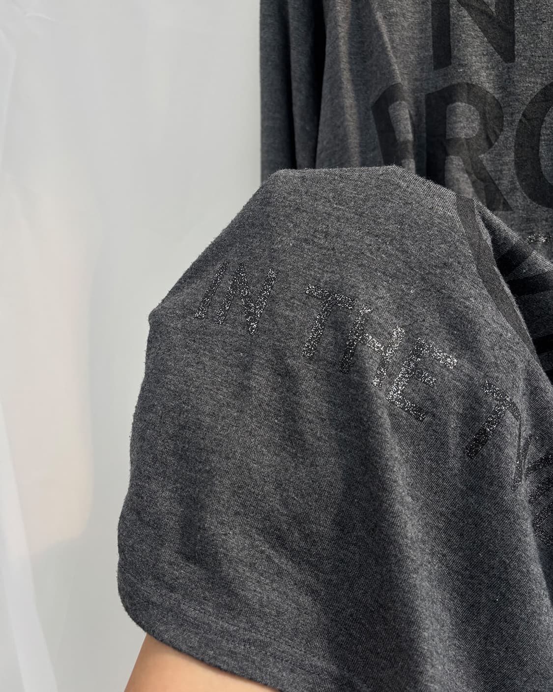 c-17 (c seventeen)밑단 셔링 그래픽 긴팔 티 상품이미지5