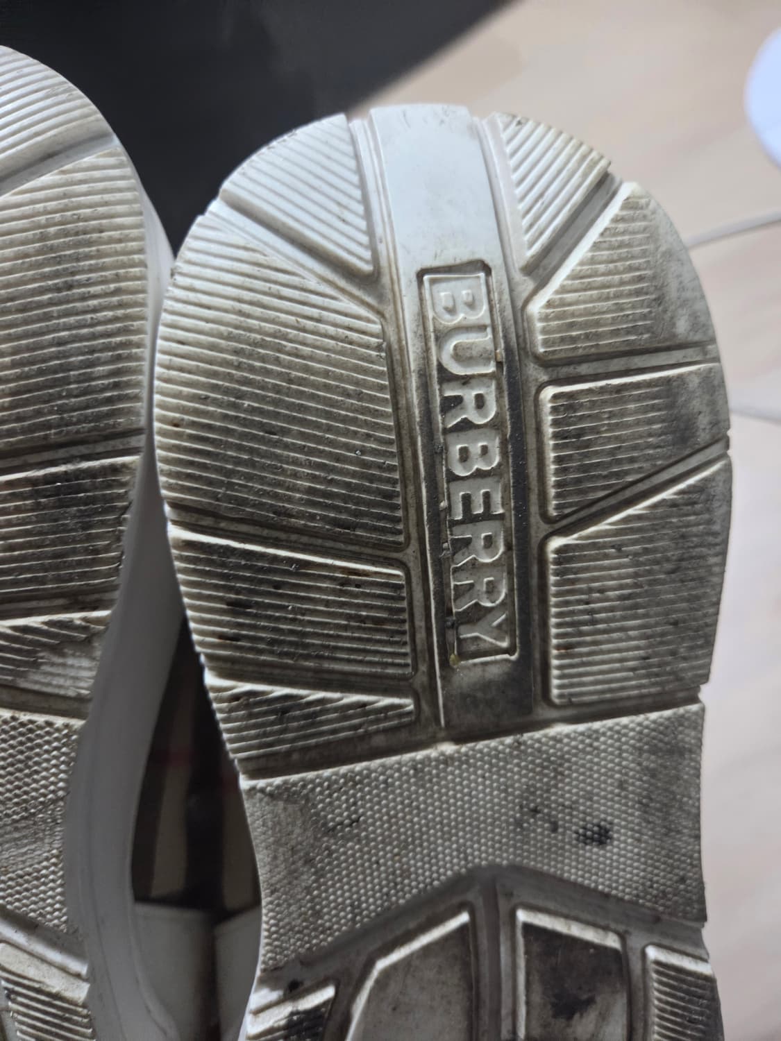 버버리 스니커즈 255 상품이미지9