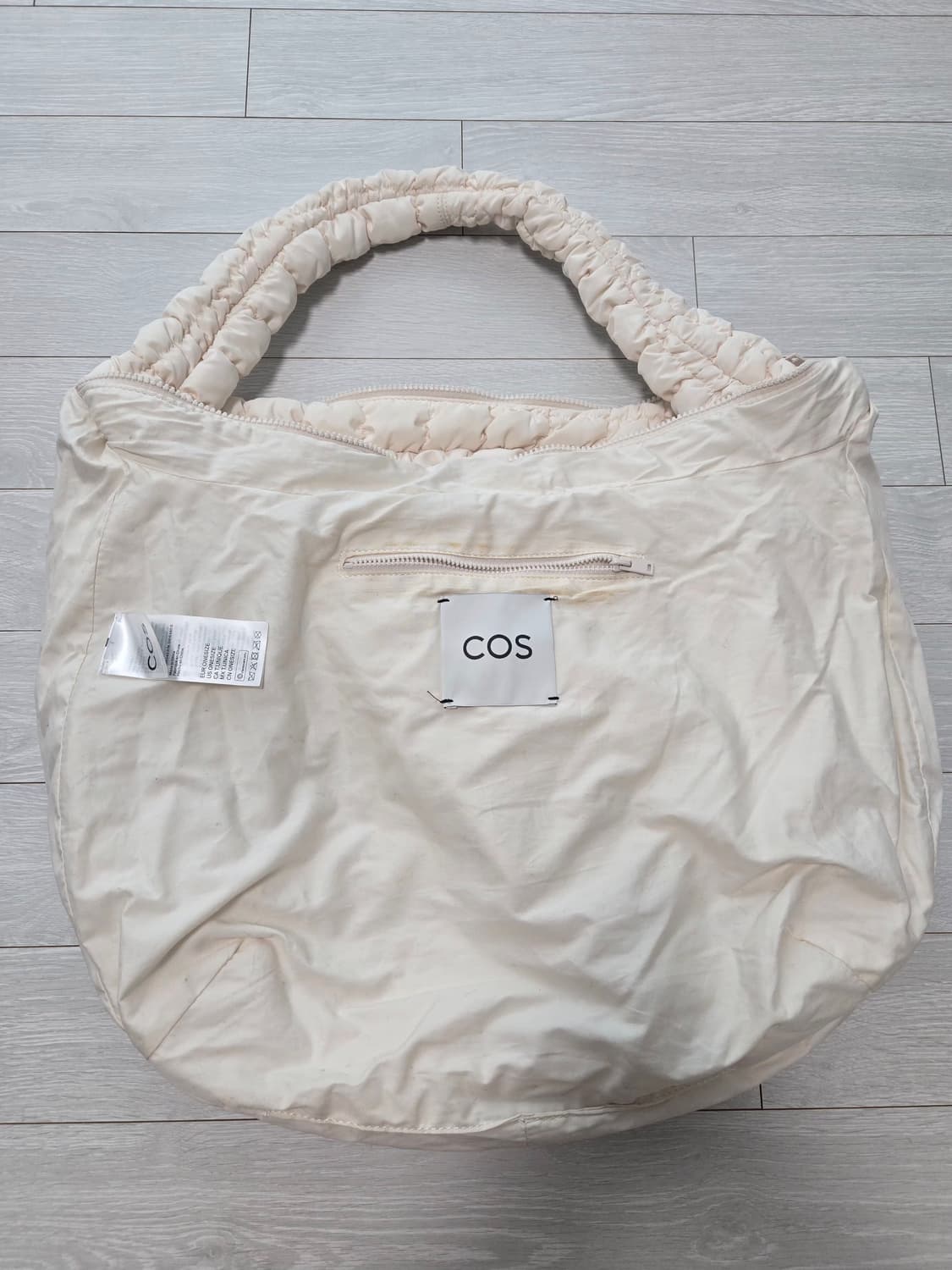 코스 오버사이즈 퀄티드 크로스바디 백 (라이트 베이지) 상품이미지6