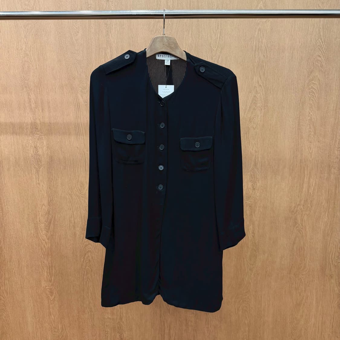 아포스트로피 미디 원피스 노카라 브이넥 어깨 견장 디테일 루즈핏 블랙 상품이미지2