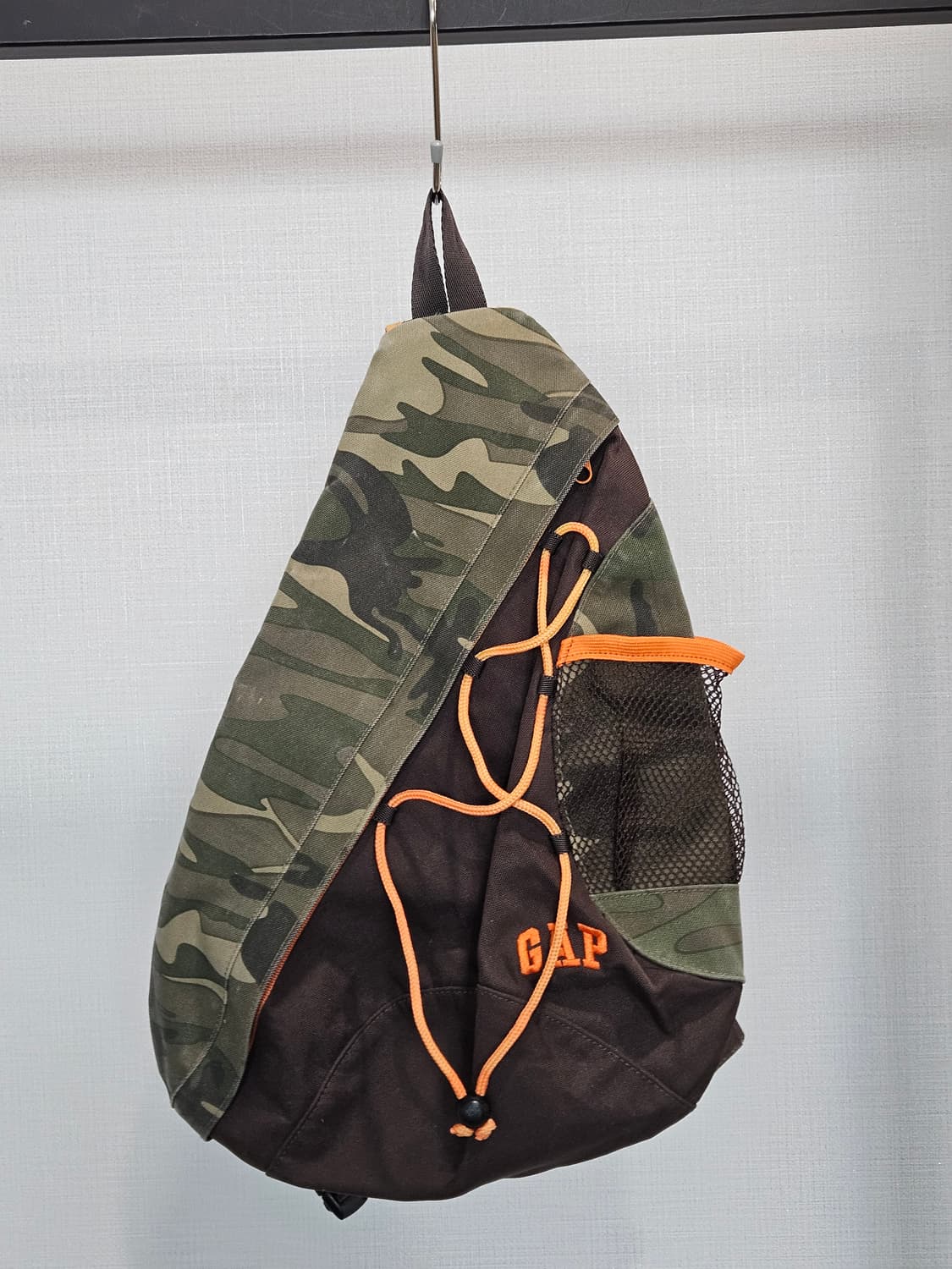 갭 카모 슬링백 상품이미지1