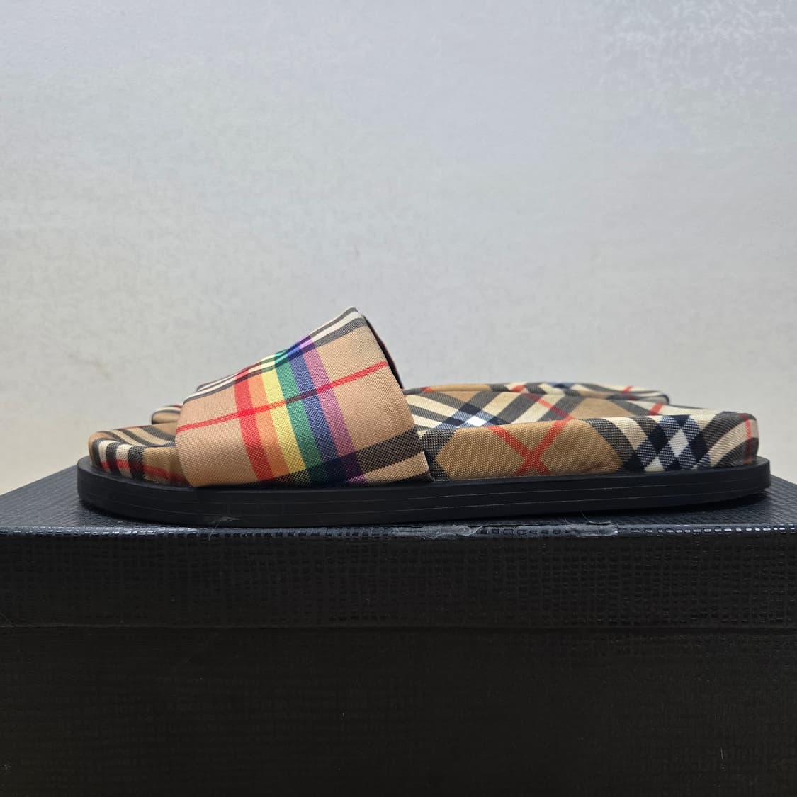 41 버버리 레인보우 체크 슬라이드 상품이미지3