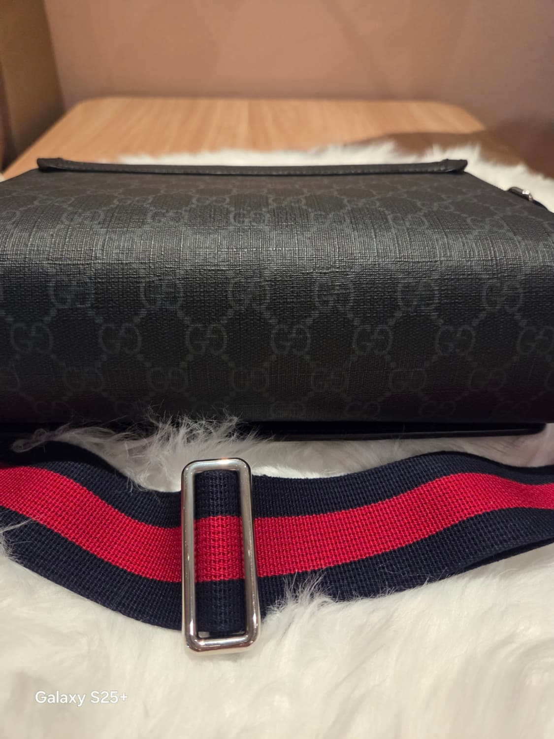 구찌 GG 크로스바디백 블랙 슈프림 새상품급 상품이미지4