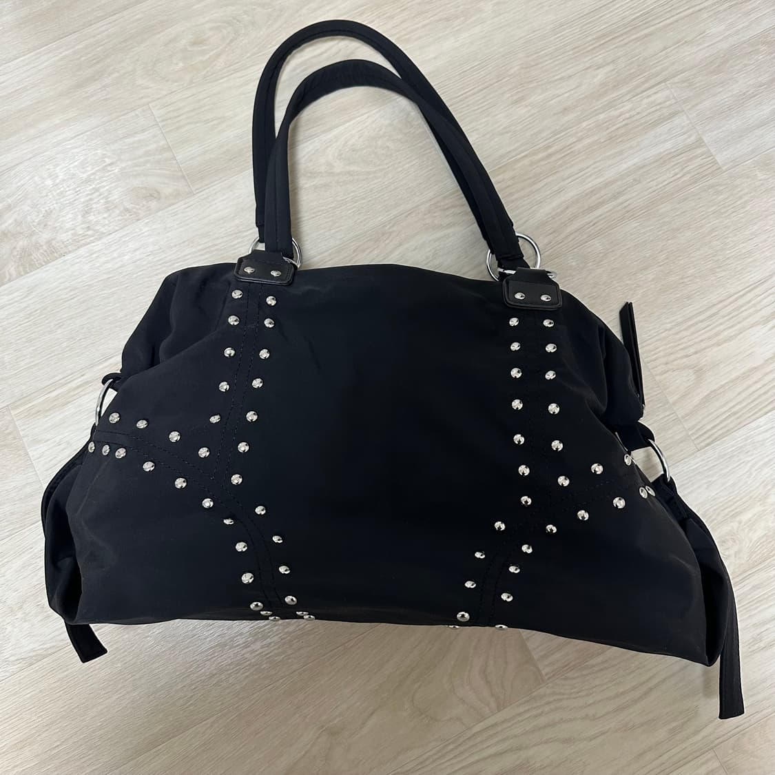 블랙 스터드 빅 숄더백 상품이미지1
