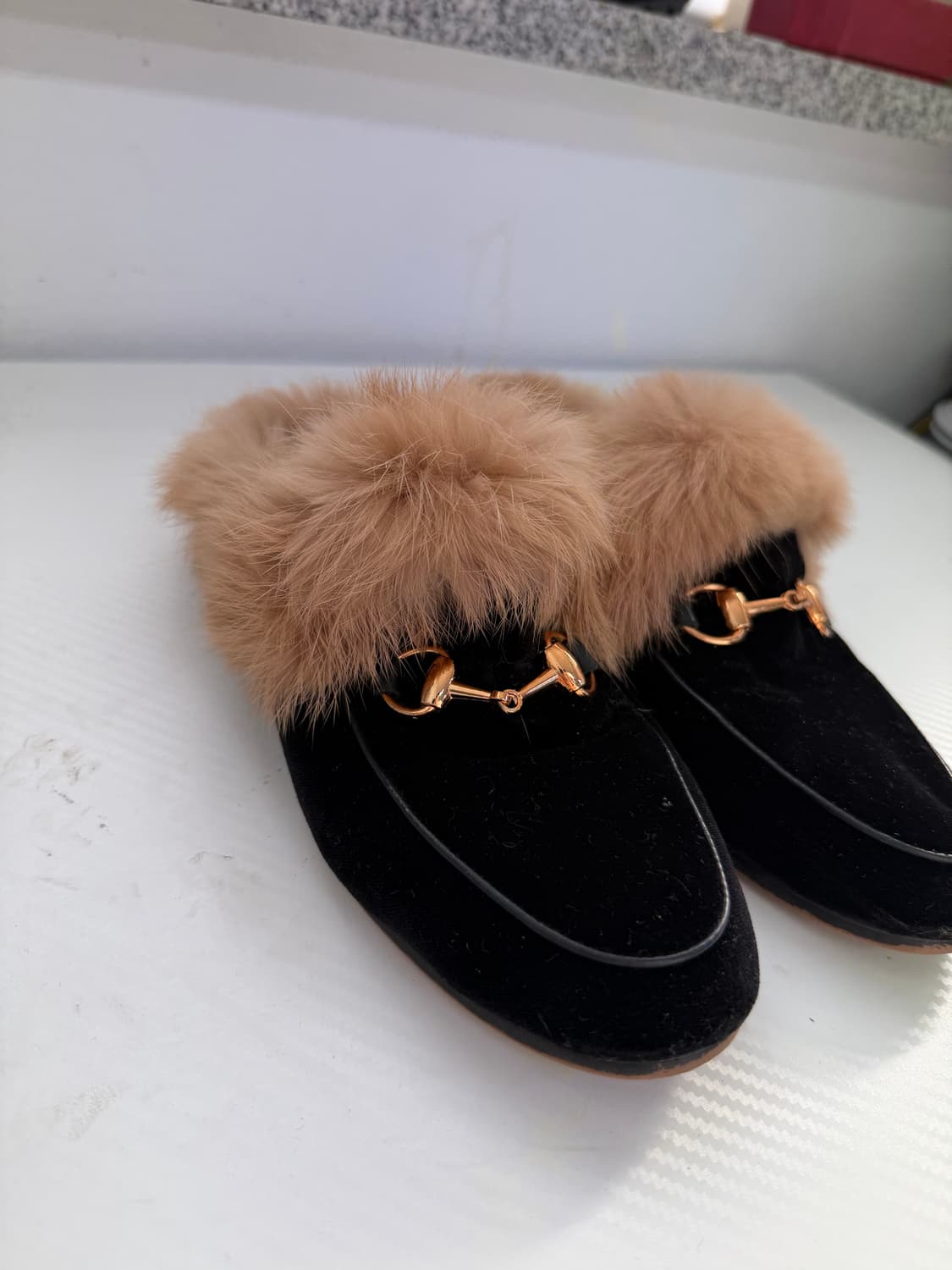 정품) UGG 어그 여성 퍼 물 슬리퍼 6L 상품이미지3