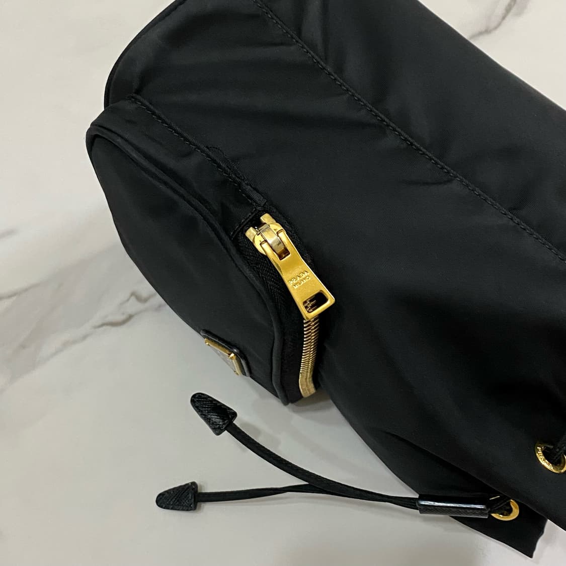 프라다 듀엣 리나일론 삼각로고 버킷백 1BH038 블랙 상품이미지3