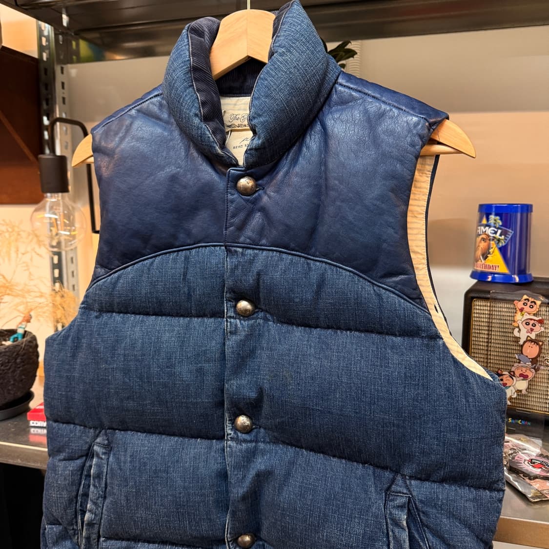 레미 릴리프 빔즈 별주 모델 인디고 소가죽 염색 다운 페더 데님 베스트 상품이미지3