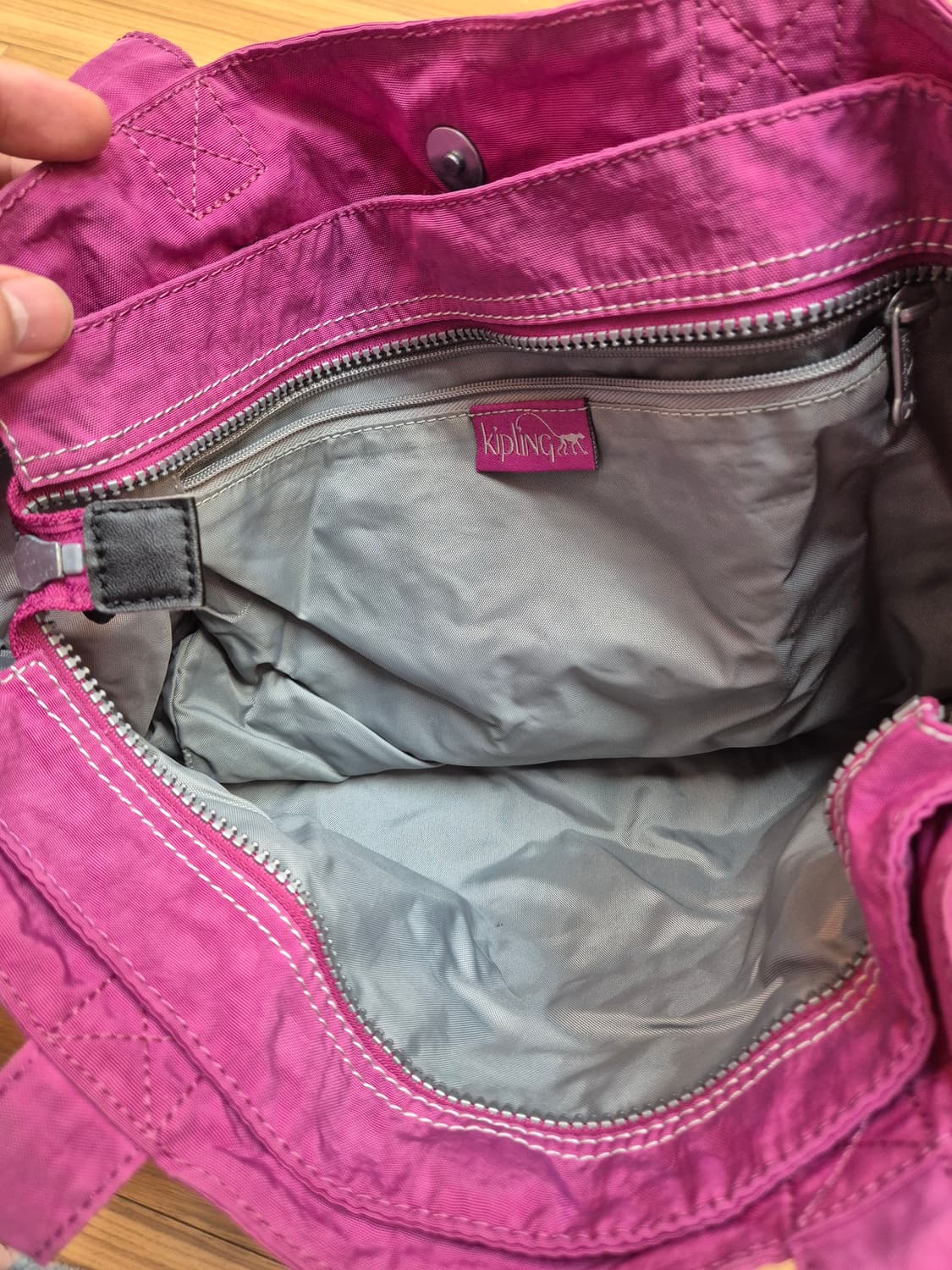 키플링 퍼플 토트백 K13610-161 모델입니다. 가벼운 소재라 데일리 상품이미지4