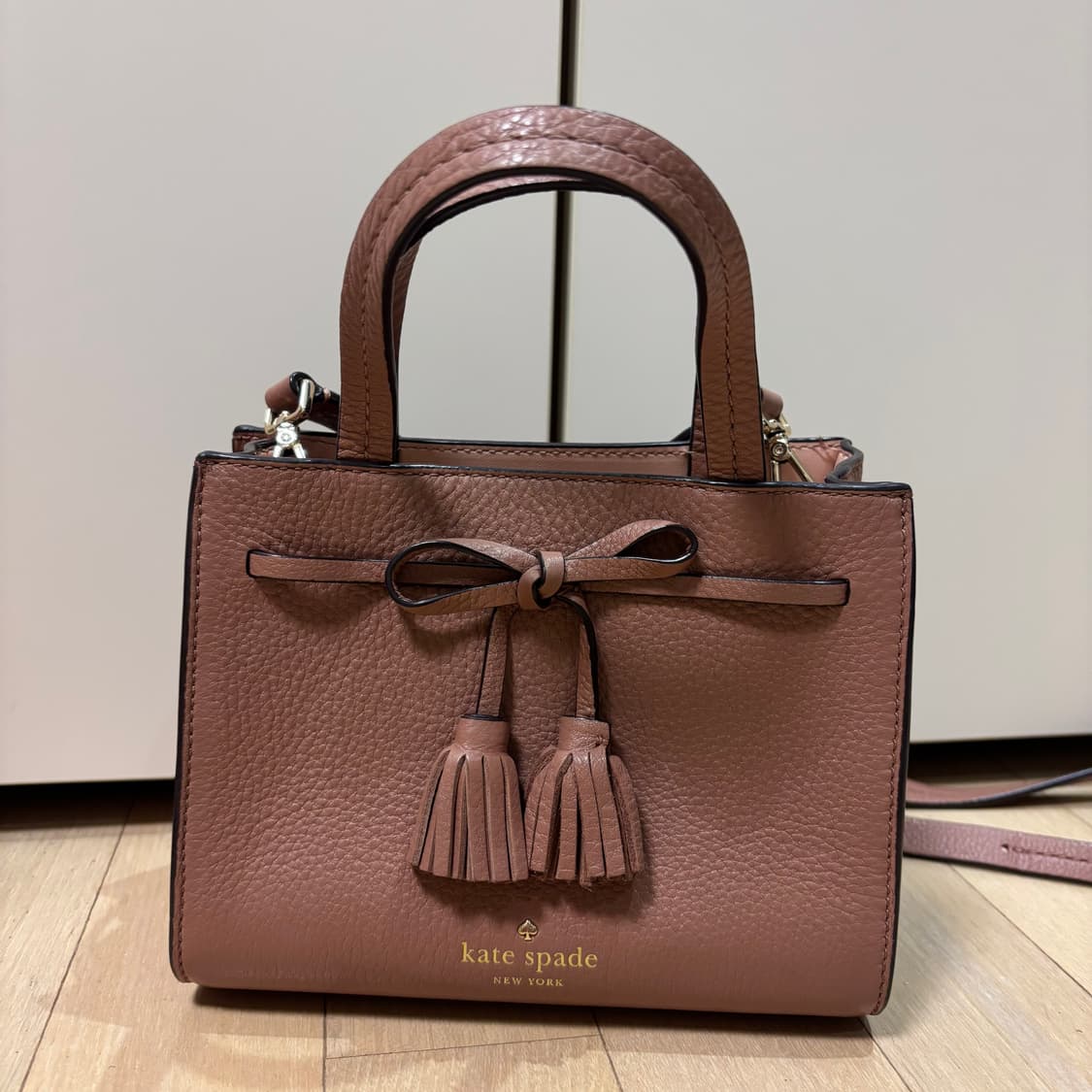 원가 30만원대‼️ 케이트 스페이드 핑크 리본 미니 크로스백 상품이미지1