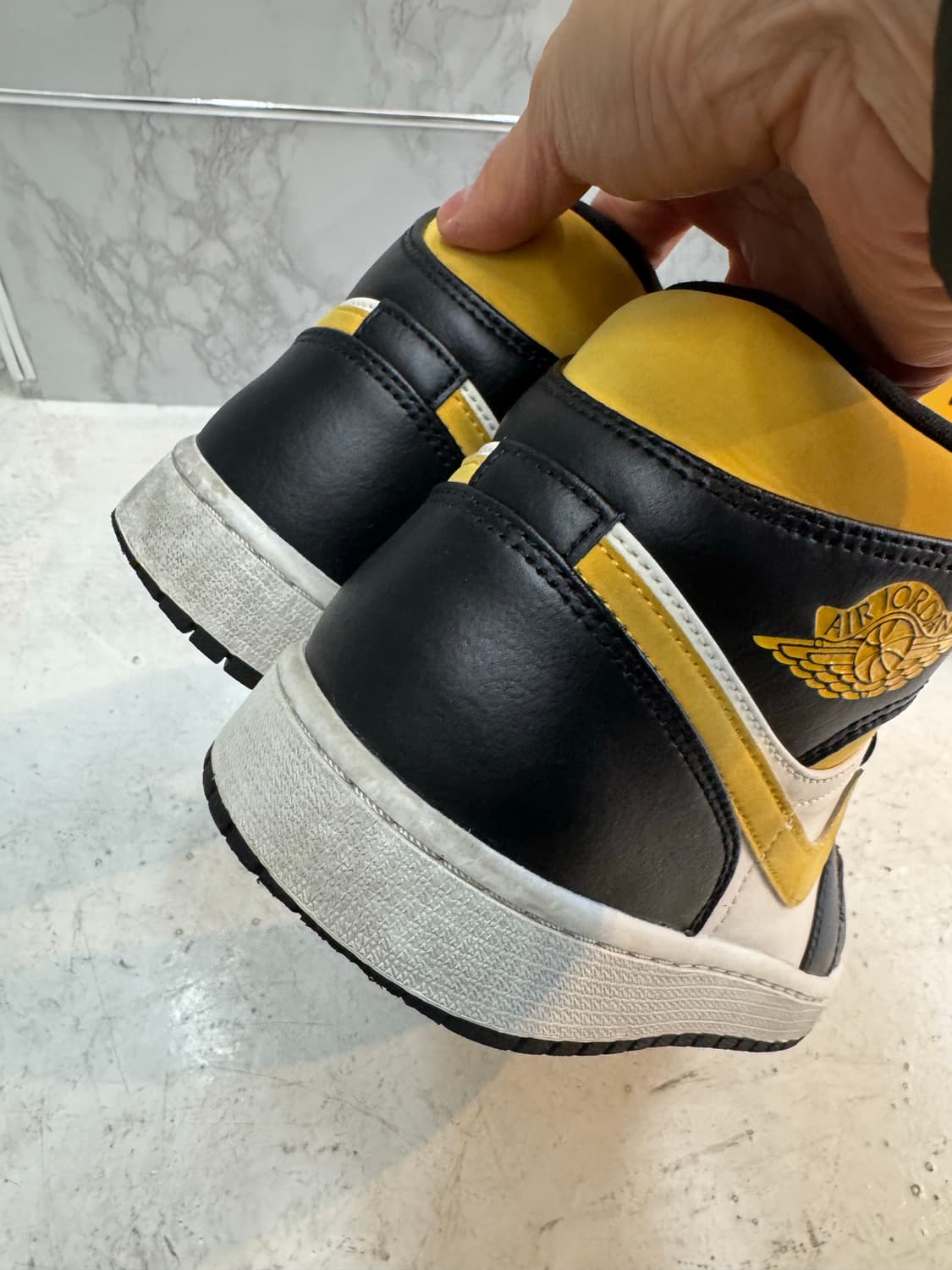 🟡 Nike Air Jordan 1 Mid ‘Taxi’ (블랙/오프화이 상품이미지6