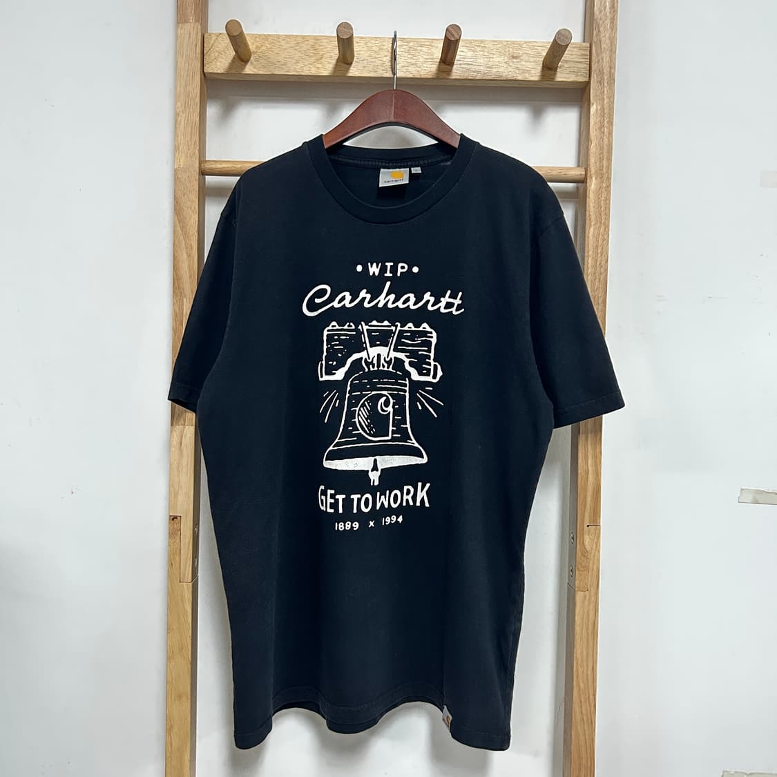 칼하트 WIP 그래픽 로고 반팔 티셔츠 블랙 상품이미지3
