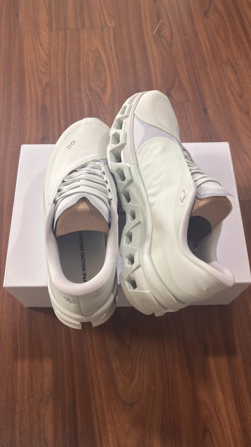 (W) 온 러닝 x 포스트 아카이브 팩션 상품이미지2