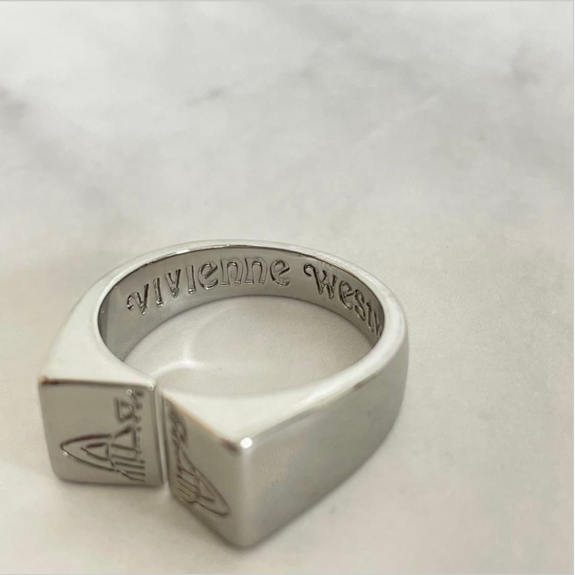 비비안웨스트우드 아카이브 레터링 orb 로고링 반지 상품이미지2
