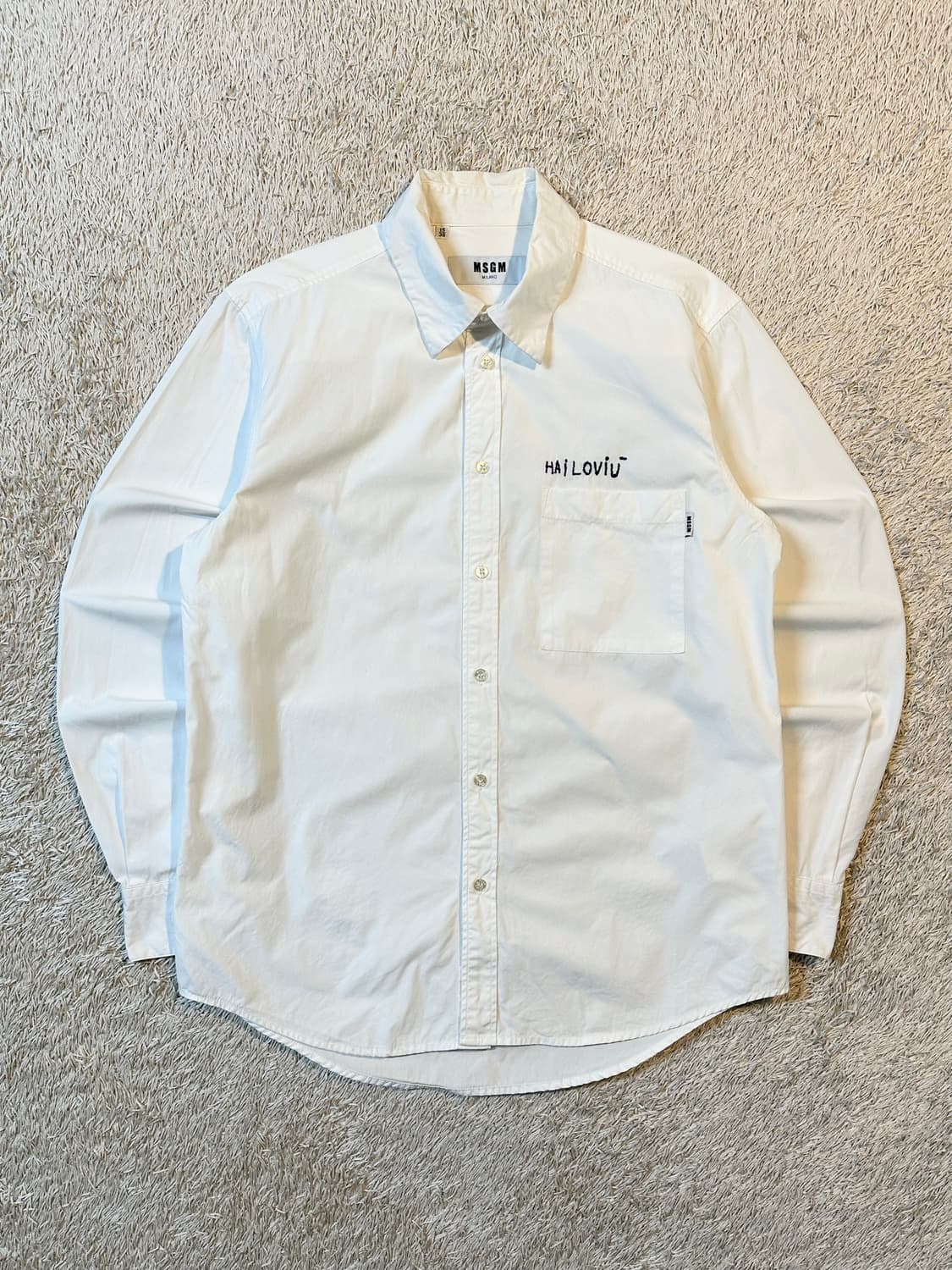 매장판) 엠에스지엠 토일렛페이퍼 HAILOVIU 자수로고 셔츠 화이트 상품이미지1