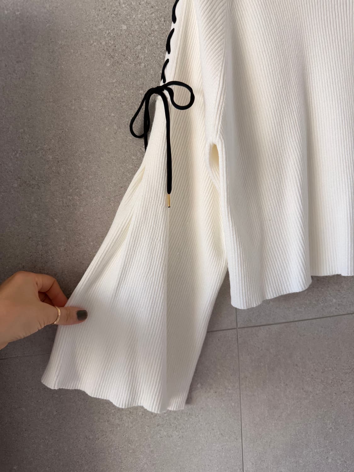 니트 블라우스 어깨 리본 나팔컷 소매 크롭 상품이미지2