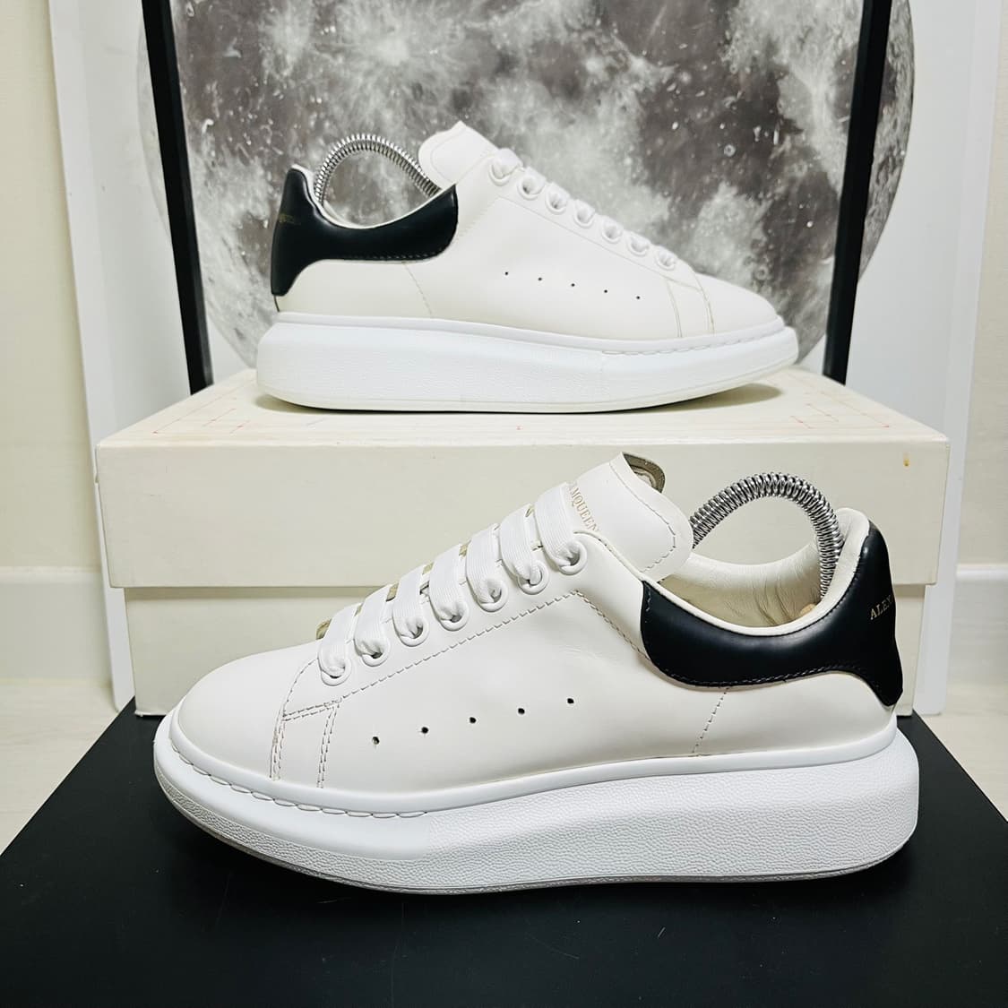 정품 39) 알렉산더 맥퀸 블랙 오버솔 스니커즈 250~255 상품이미지1