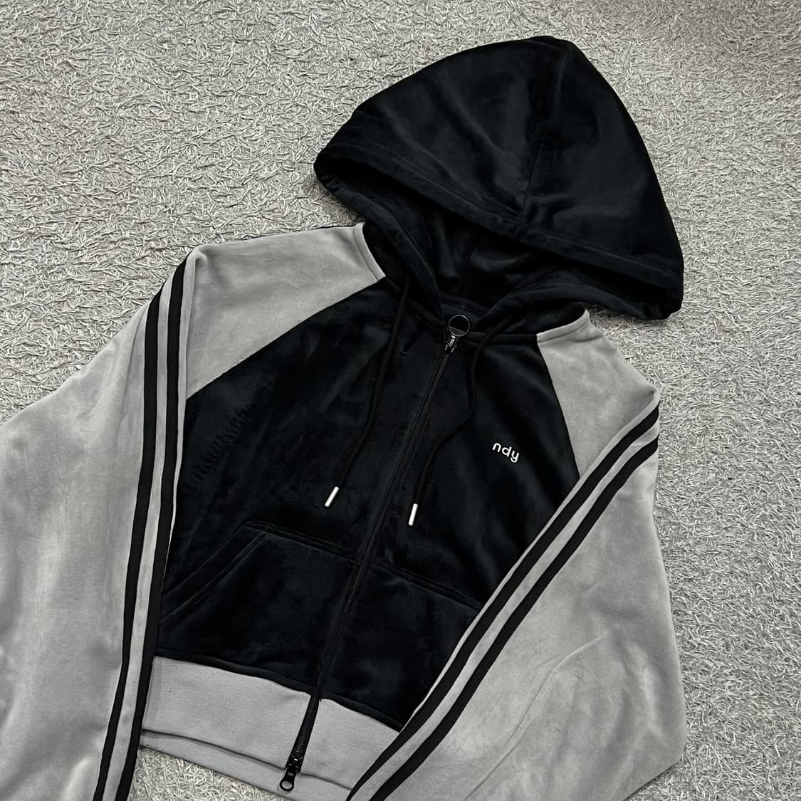 [우먼95] 널디 크롭 벨벳 후드집업 상품이미지1