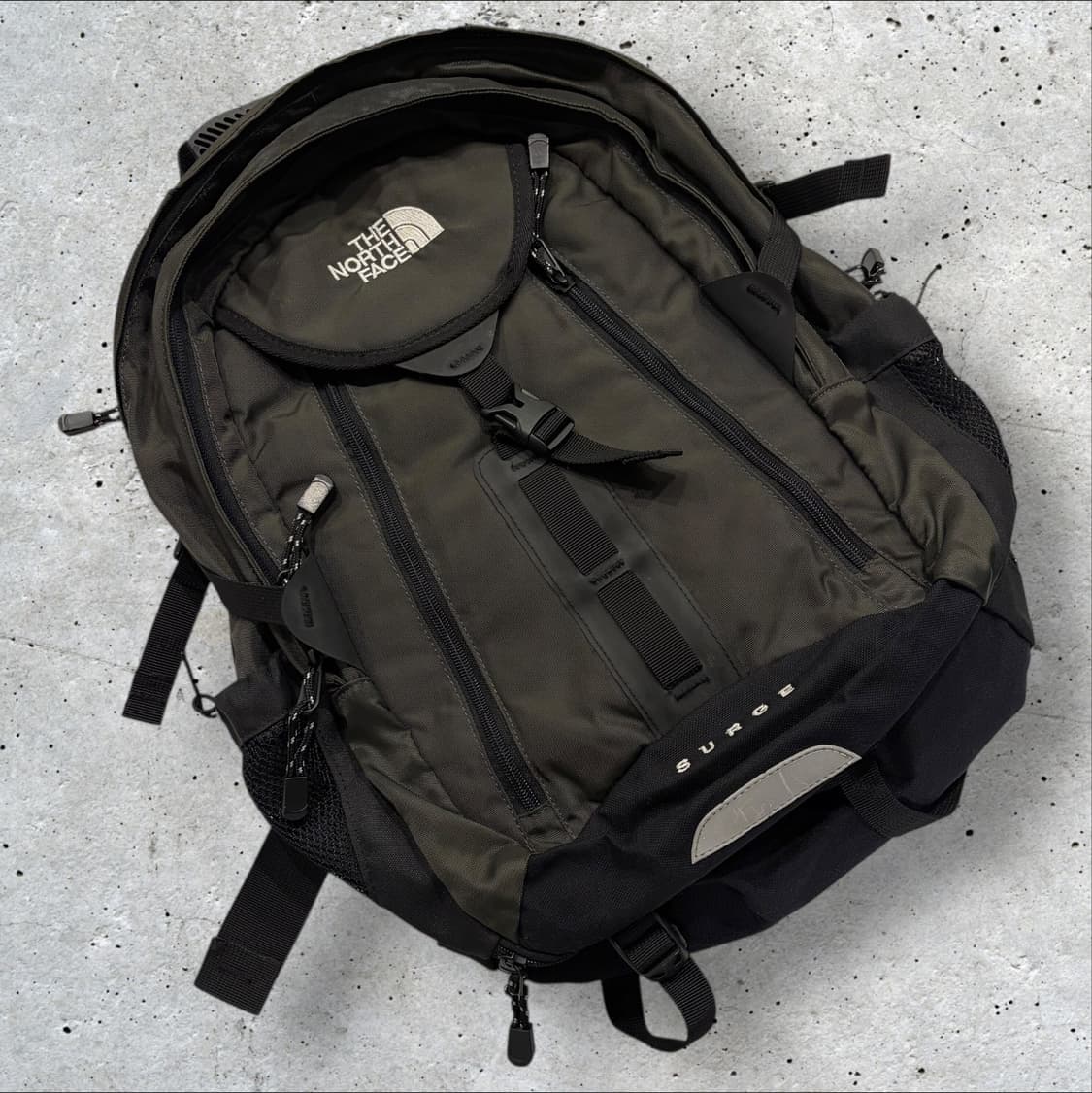 노스페이스 Surge 백팩 블랙/카키 상품이미지1
