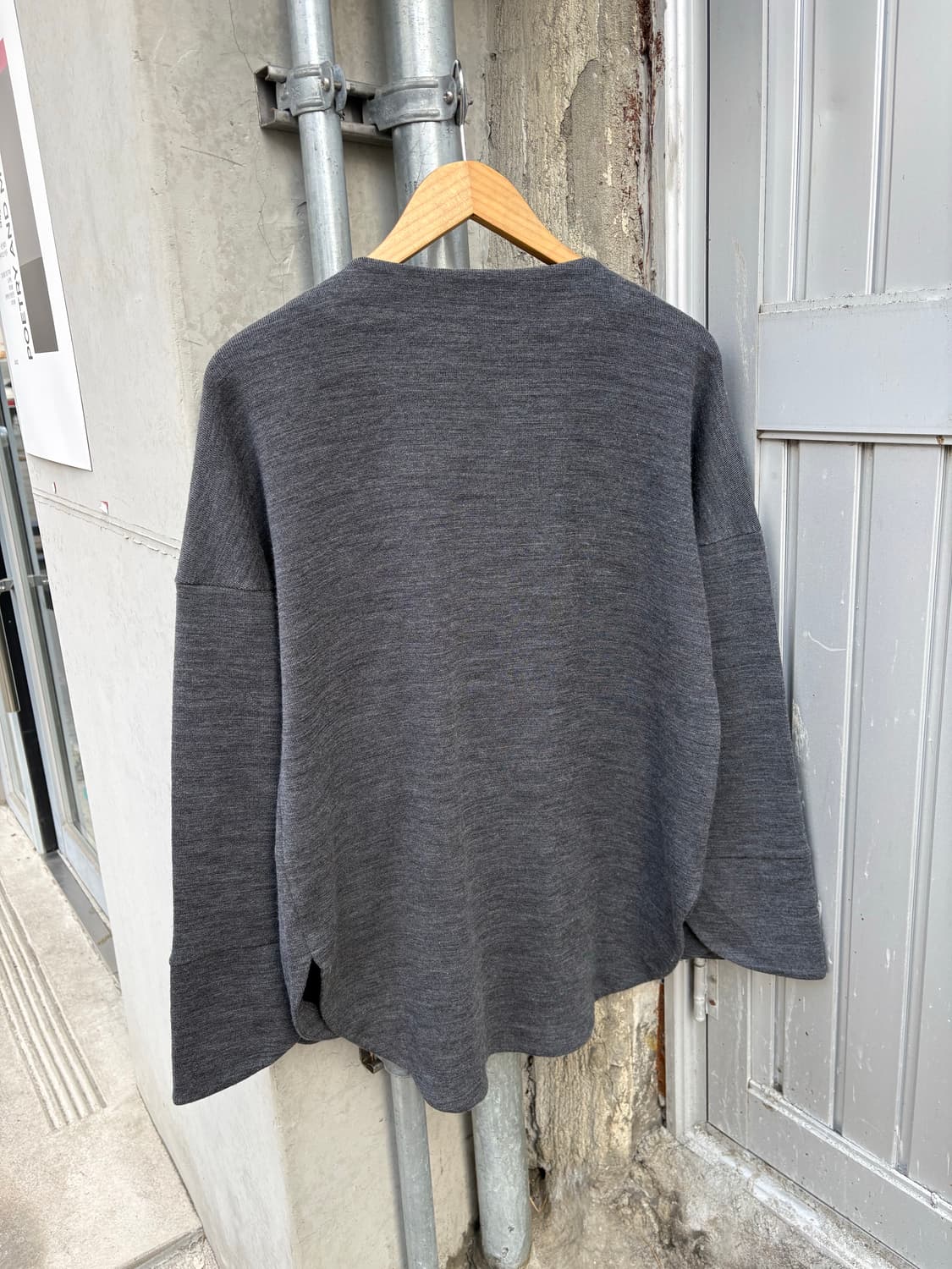 엔폴드 차콜 브이넥 롱슬리브 니트 탑 상품이미지9