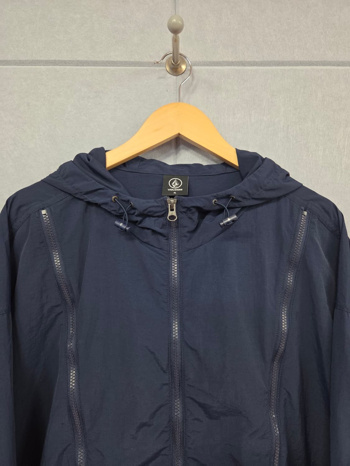 VOLCOM 볼컴 후면 빅로고 후드 바람막이 자켓 네이비 상품이미지2