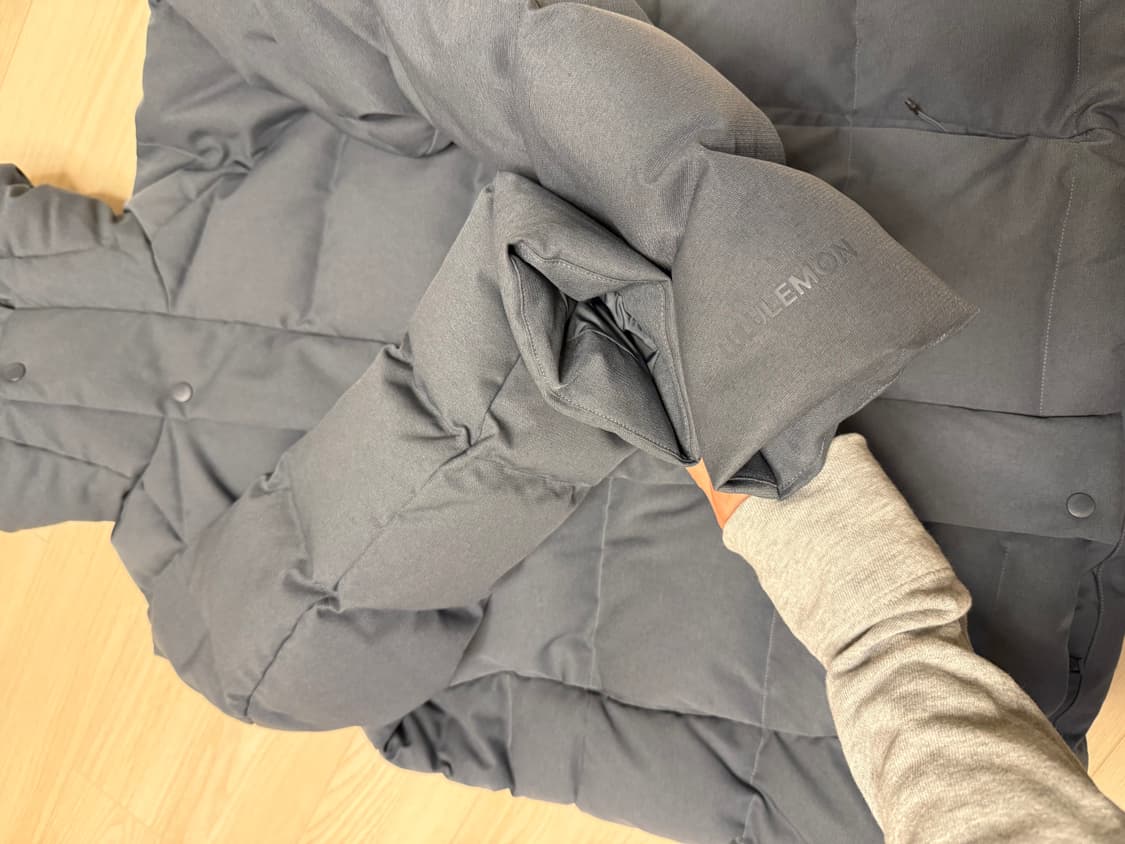 룰루레몬 남성 구스다운 패딩 M사이즈입니다. 색상은 무난한 하늘빛색상 , 상품이미지2