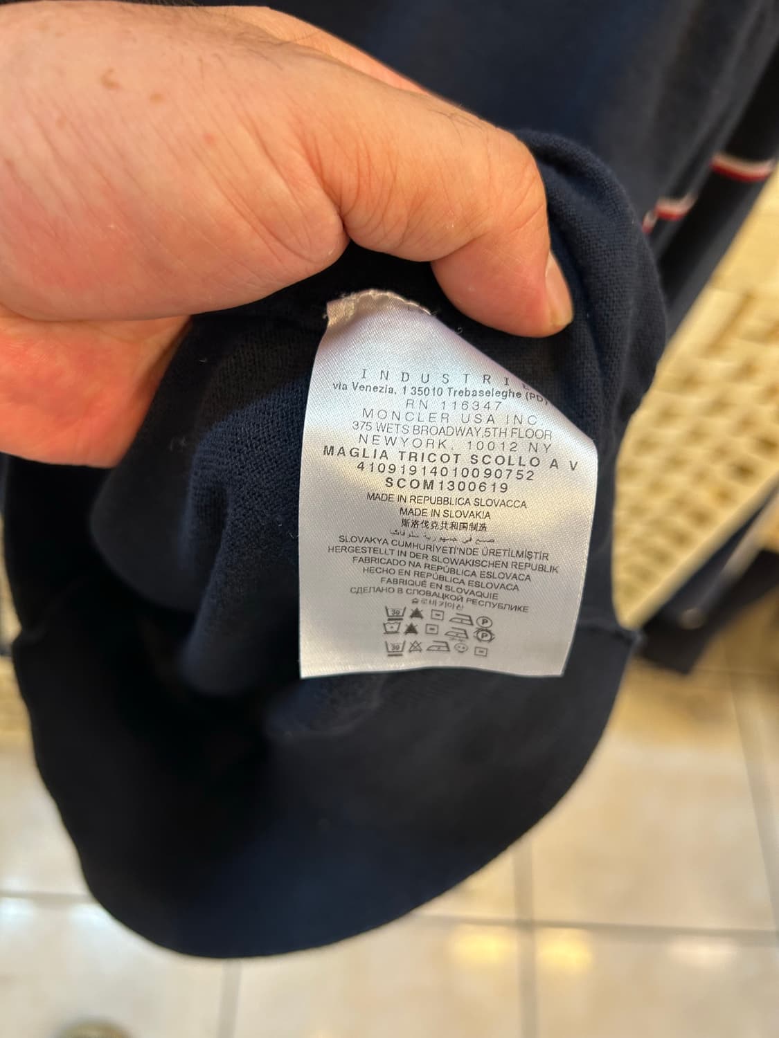 105 정품 몽클레어 브이넥 니트 팝니다 상품이미지5