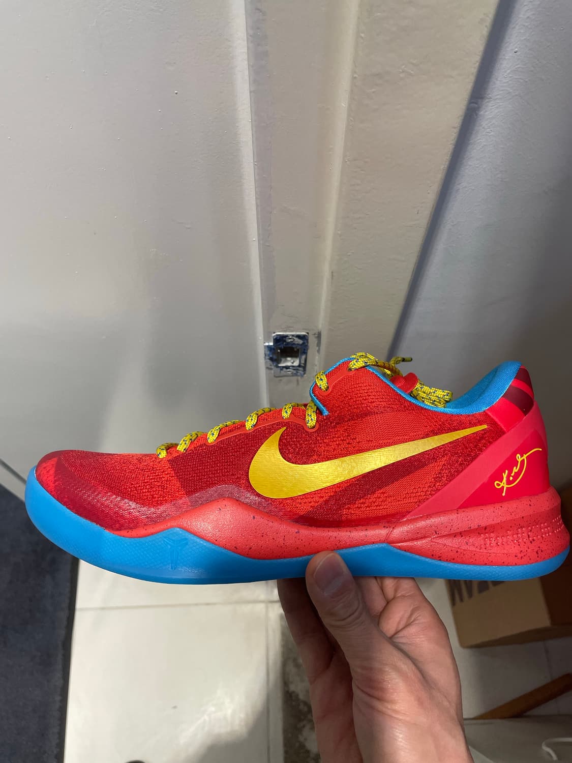 나이키 코비 8 프로트로 라이트 크림슨 비비드 블루 295팝니다. 상품이미지1