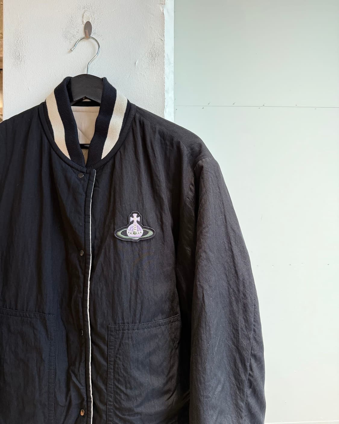 비비안웨스트우드 블랙 orb자수 리버시블 봄버 자켓  상품이미지4