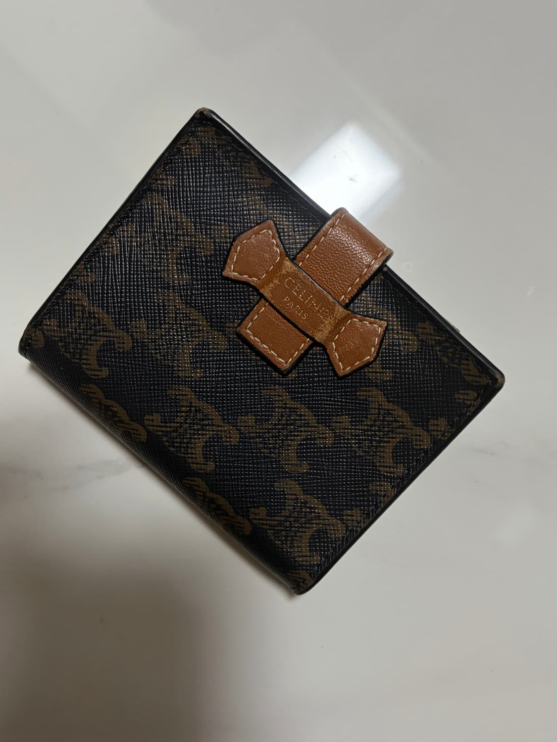 셀린느 트리오페 캔버스 스몰 스트랩 월렛 탄 상품이미지2