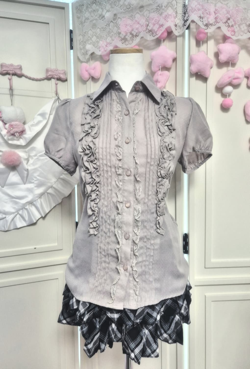 밀크티 도트 핀턱 프릴 블라우스 라떼갸루 공겜여주 히메갸루 상품이미지1