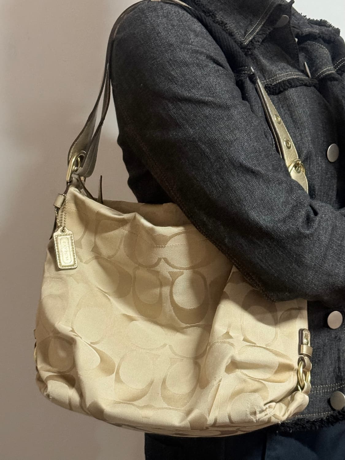 코치 Y2K 시그니처 모노그램 숄더백 베이지 상품이미지1