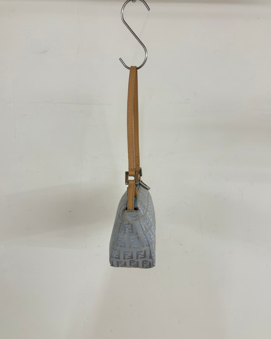 펜디 라이트 블루 바게트 백 상품이미지3