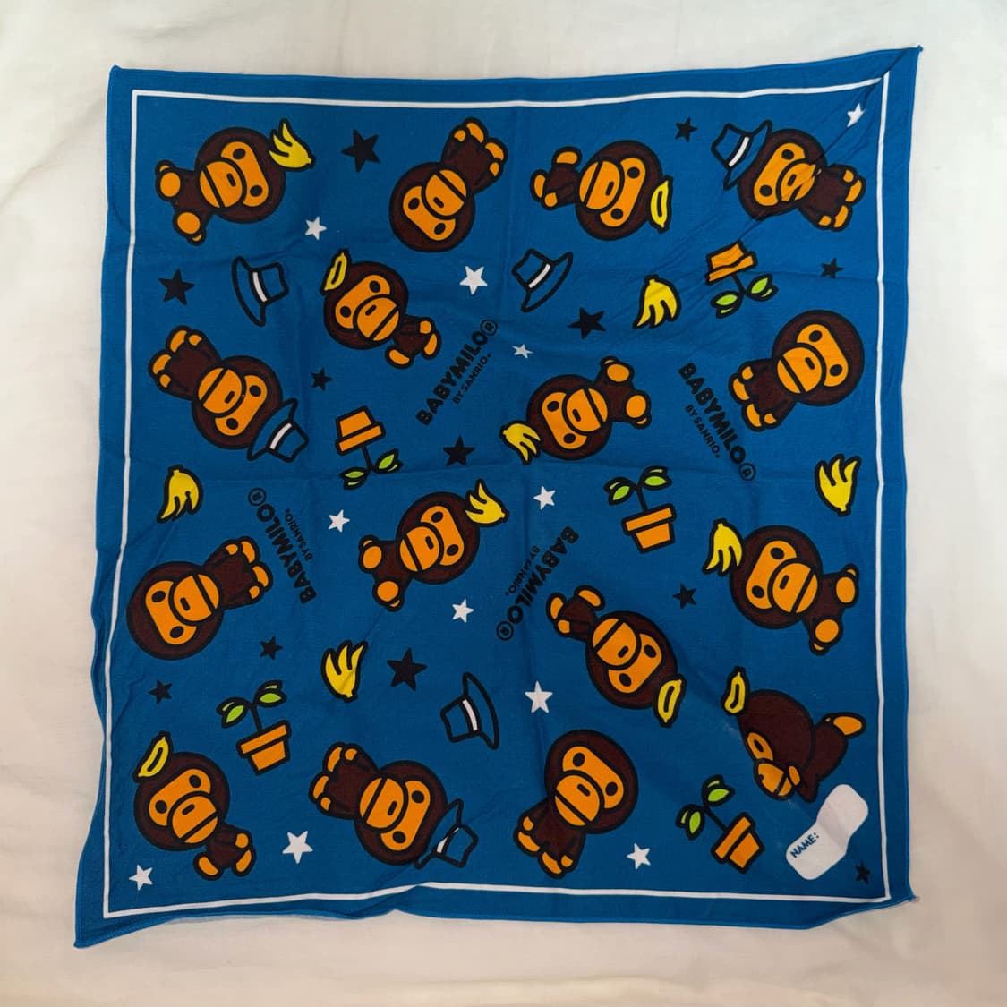 [Bape] 베이프x산리오 콜라보 런치 크로스 손수건 상품이미지1