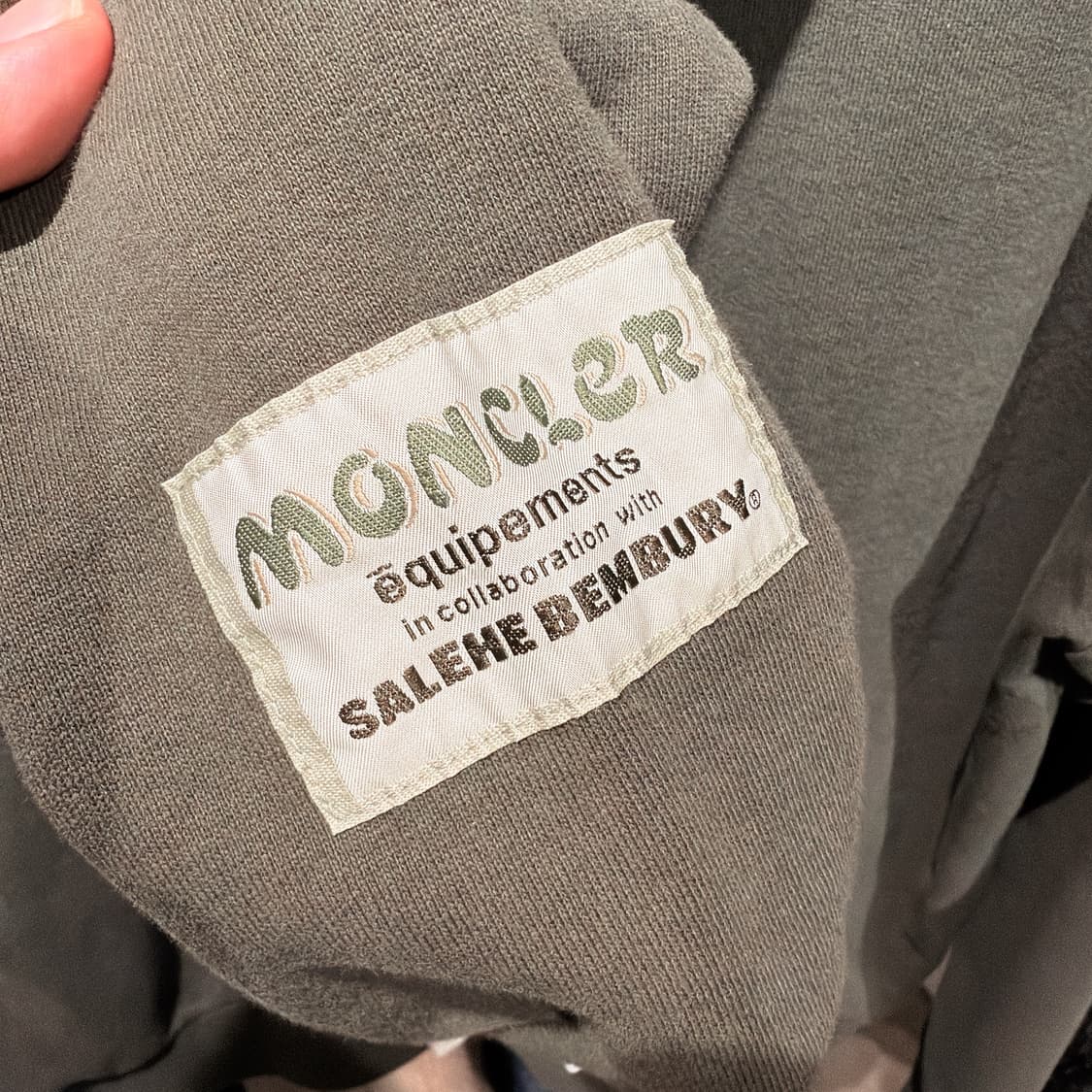 (정품/새상품) 몽클레어 X 살레헤 벰버리 남녀공용 카키 로고 후드 상품이미지4