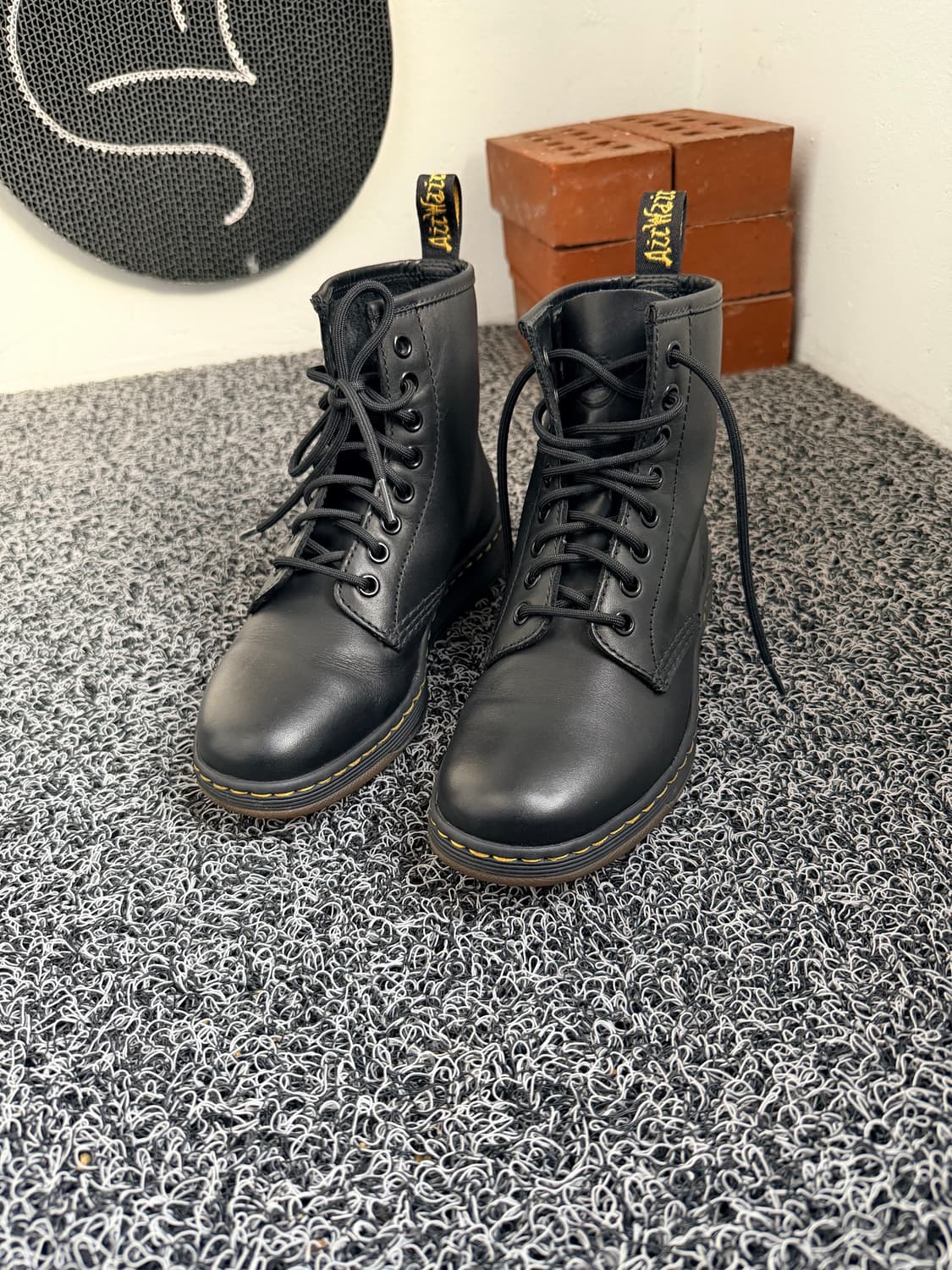 닥터마틴 뉴턴(Newton) 블랙 8홀 부츠 상품이미지1