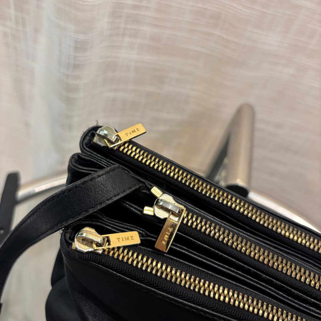 정품 한섬 타임 소가죽 크로스백     상품이미지3