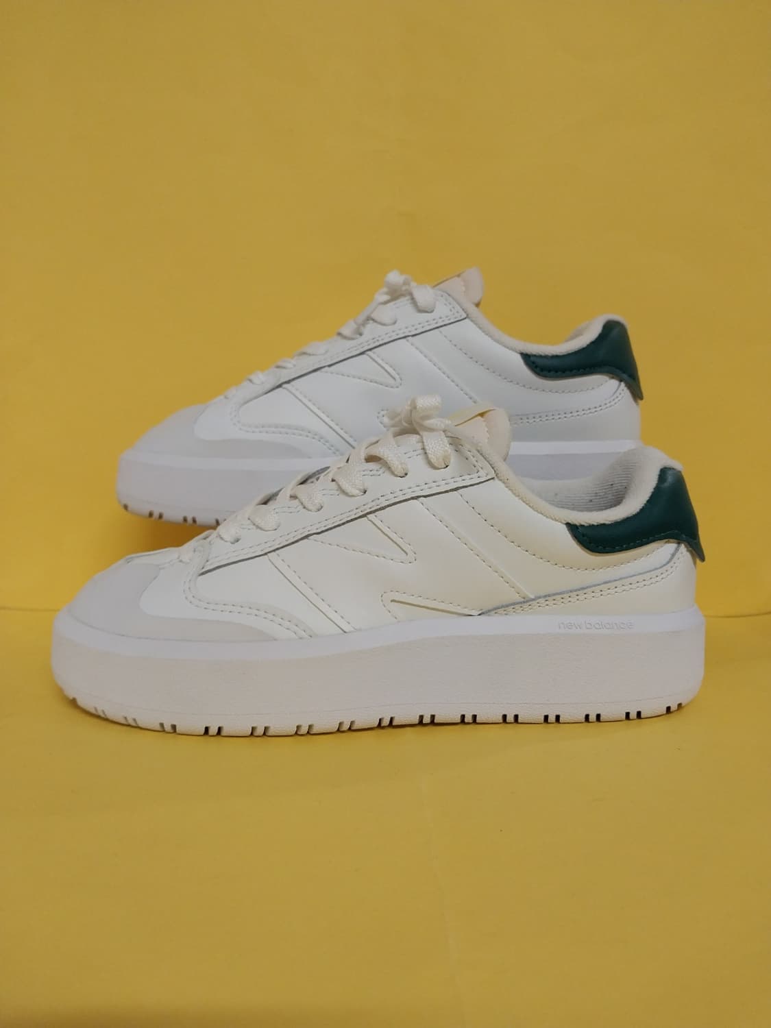 남녀공용 뉴발란스 CT302  화이트 가죽 스니커즈, 운동화 (235) 상품이미지1