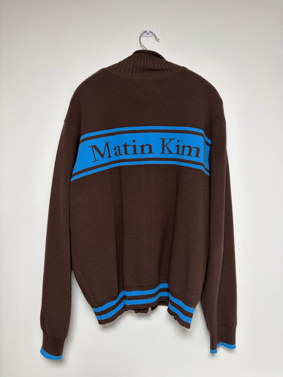 마뗑킴 스펠 포인트 스트라이프 니트 가디건 브라운 상품이미지1