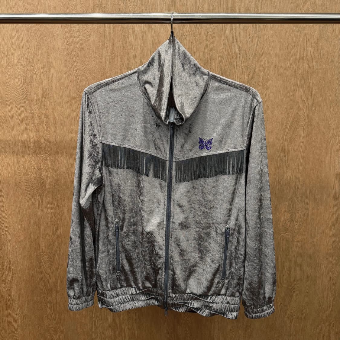 니들스 벨벳 트랙 자켓 프린지 장식 버터플라이 로고 자수 디테일 그레이 상품이미지2