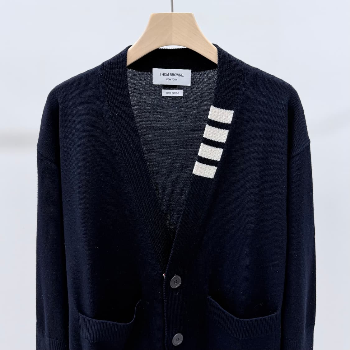 [S+급/00] 톰브라운 사선 브이넥 오버핏 가디건 네이비 상품이미지3