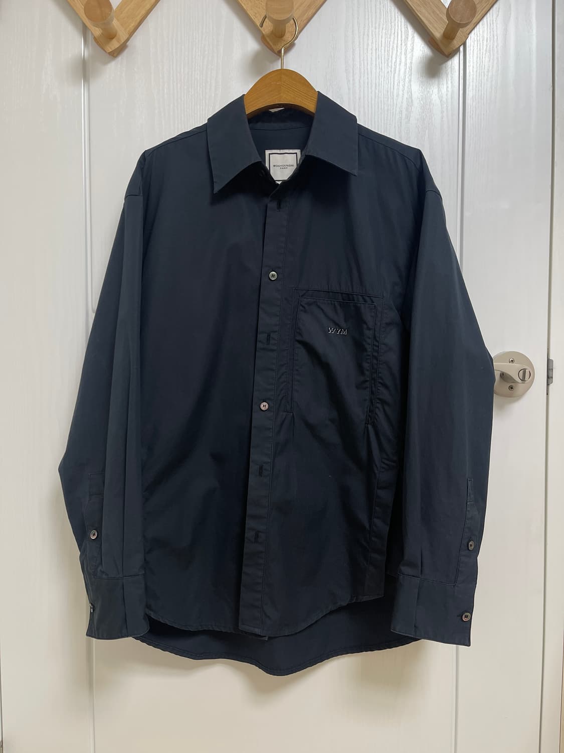 우영미 코튼 페더 프린트 백로고 셔츠 블랙 상품이미지2