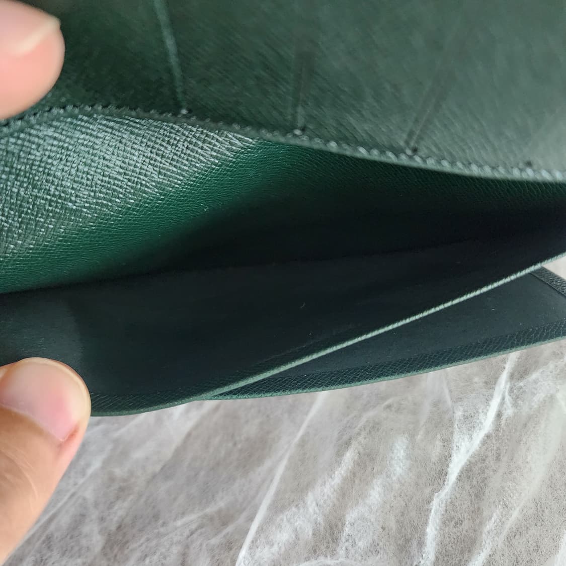 미사용품 루이비통 타이가 바이폴드 다크그린 여권지갑 장지갑 상품이미지8